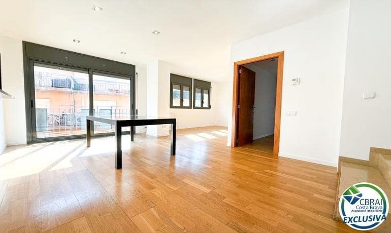 3 bedroom Apartment for sale in Figueres - € 235,000 (Ref: 9677411)