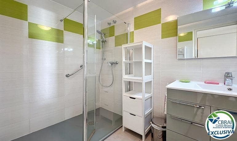 2 bedroom Apartment for sale in Roses with garage - € 295,000 (Ref: 9698787)