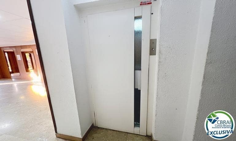 2 bedroom Apartment for sale in Roses with garage - € 295,000 (Ref: 9698787)