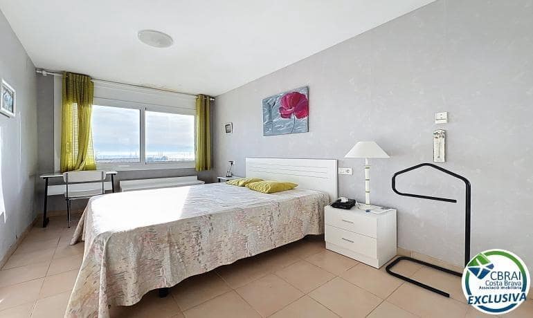 2 bedroom Apartment for sale in Roses with garage - € 295,000 (Ref: 9698787)