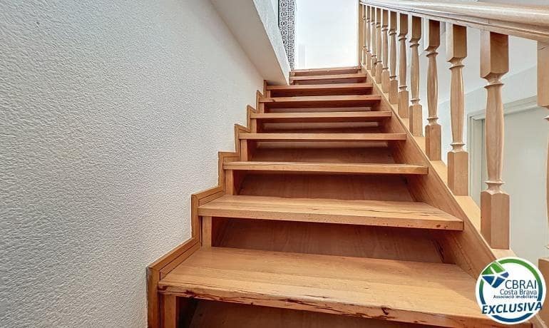 2 bedroom Apartment for sale in Roses with garage - € 295,000 (Ref: 9698787)