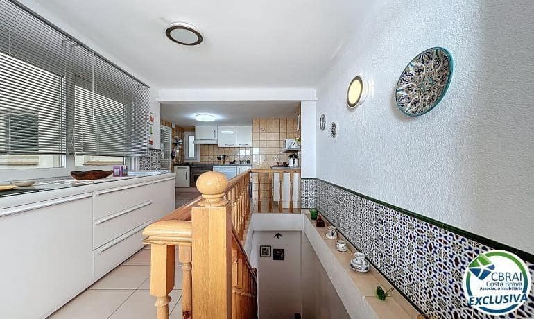 2 bedroom Apartment for sale in Roses with garage - € 295,000 (Ref: 9698787)