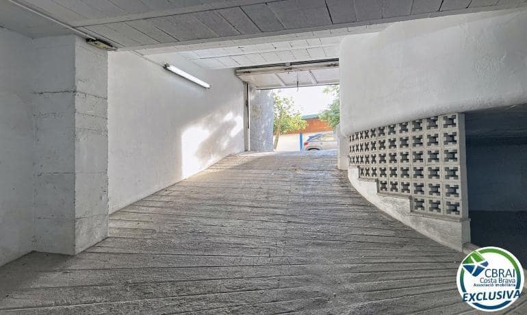 2 bedroom Apartment for sale in Roses with garage - € 295,000 (Ref: 9698787)