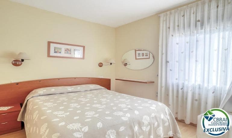 2 bedroom Apartment for sale in Roses with garage - € 295,000 (Ref: 9701573)