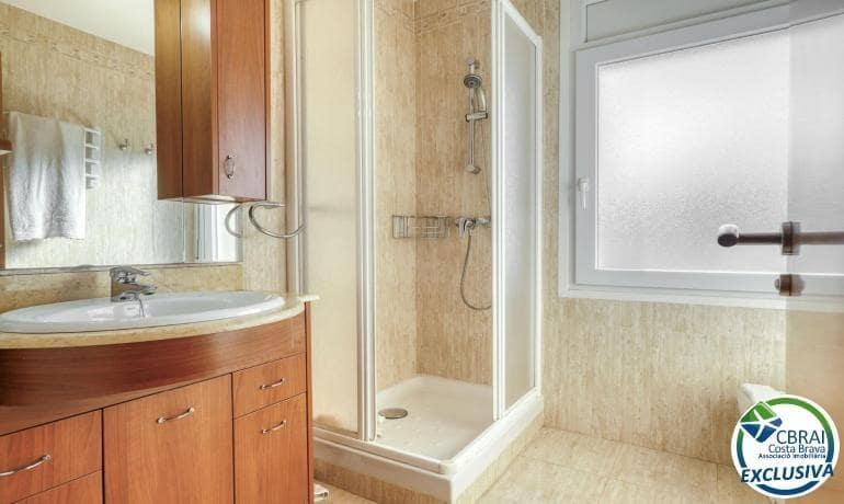 2 bedroom Apartment for sale in Roses with garage - € 295,000 (Ref: 9701573)