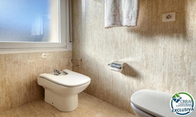 2 bedroom Apartment for sale in Roses with garage - € 295,000 (Ref: 9701573)