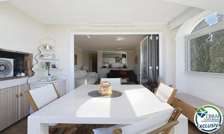 1 bedroom Apartment for sale in Roses with pool - € 205,000 (Ref: 9711907)