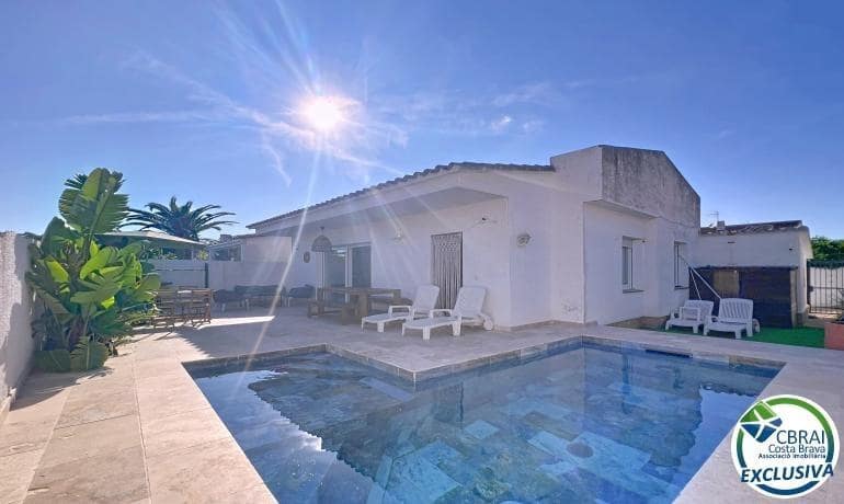 2 soveværelse Villa til salg i Empuriabrava med swimmingpool - € 385.000 (Ref: 9761927)