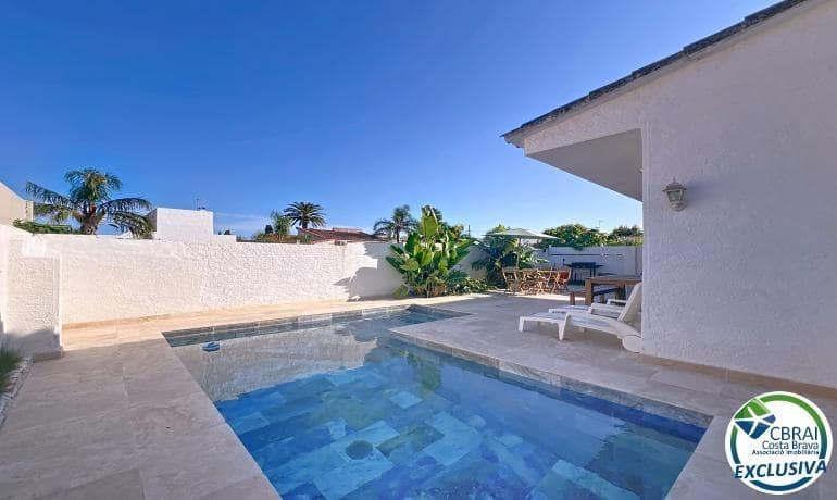 2 soveværelse Villa til salg i Empuriabrava med swimmingpool - € 385.000 (Ref: 9761927)