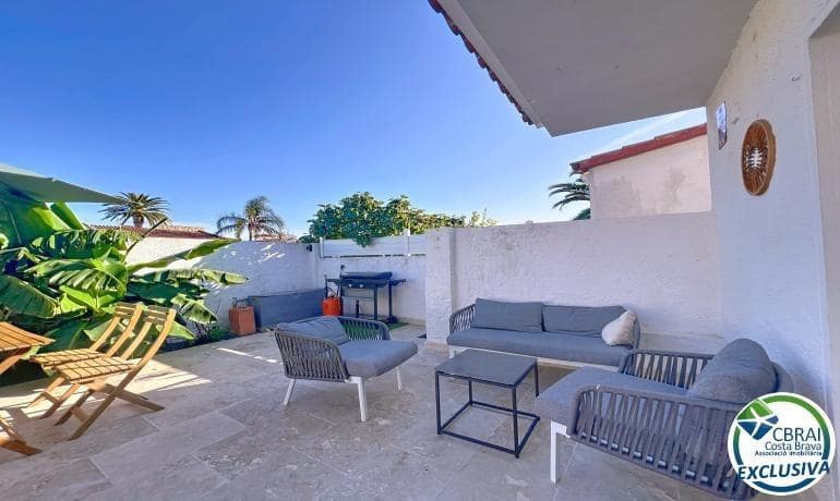 2 soveværelse Villa til salg i Empuriabrava med swimmingpool - € 385.000 (Ref: 9761927)