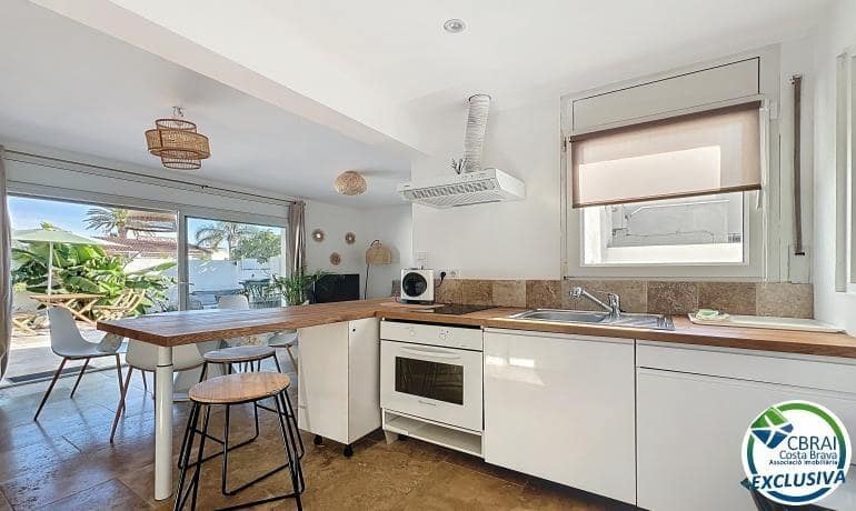 2 soveværelse Villa til salg i Empuriabrava med swimmingpool - € 385.000 (Ref: 9761927)