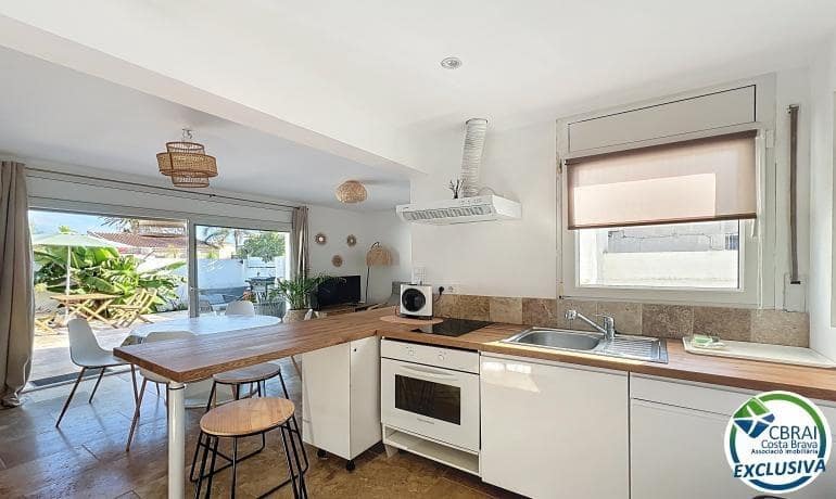 2 soveværelse Villa til salg i Empuriabrava med swimmingpool - € 385.000 (Ref: 9761927)