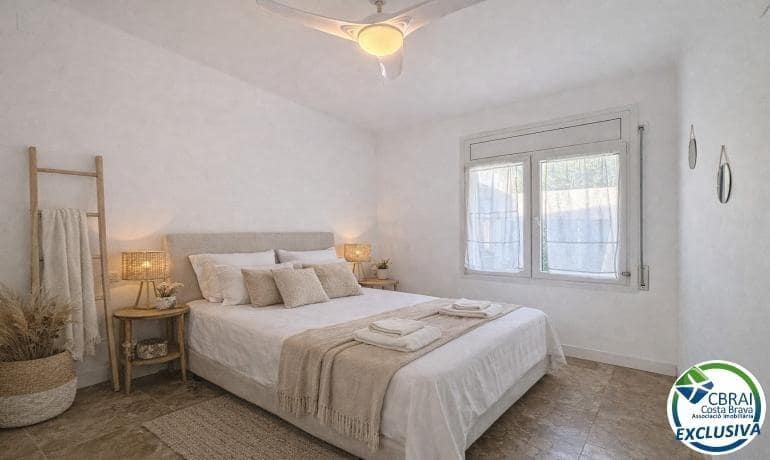 2 soveværelse Villa til salg i Empuriabrava med swimmingpool - € 385.000 (Ref: 9761927)