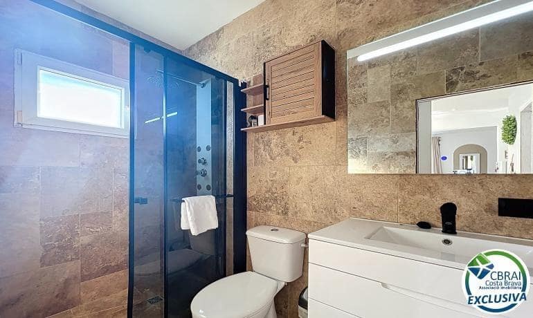 2 soveværelse Villa til salg i Empuriabrava med swimmingpool - € 385.000 (Ref: 9761927)