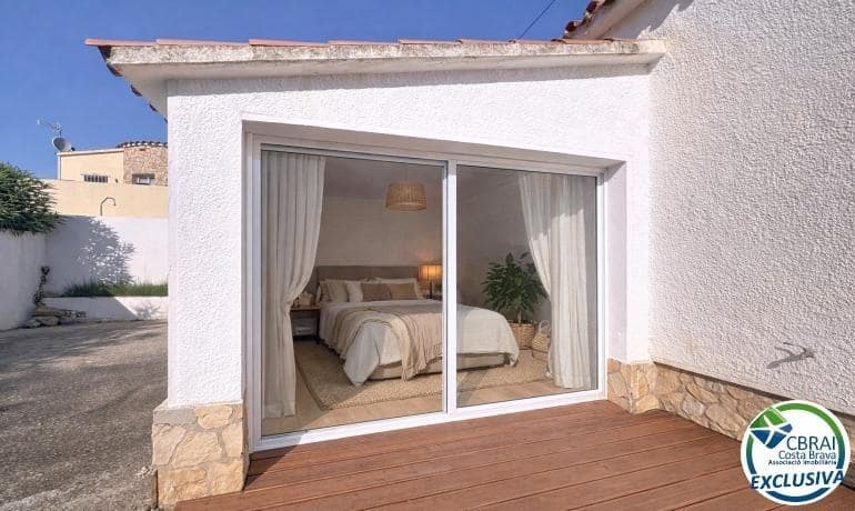 2 soveværelse Villa til salg i Empuriabrava med swimmingpool - € 385.000 (Ref: 9761927)