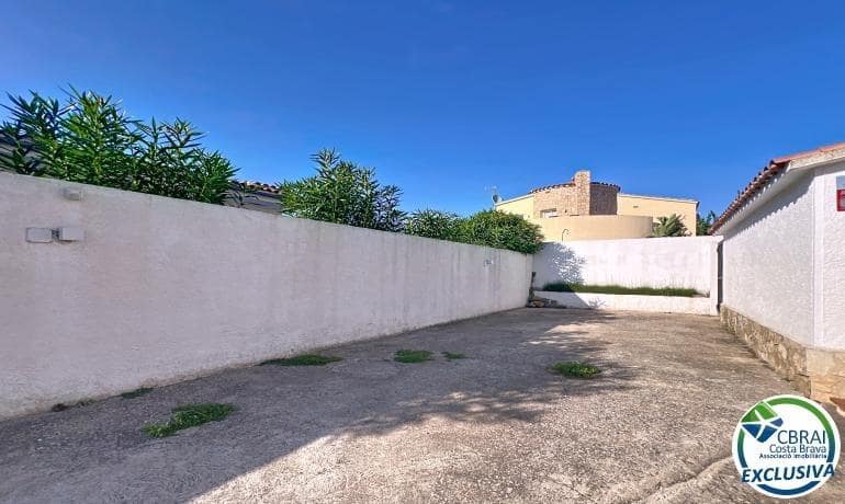 2 soveværelse Villa til salg i Empuriabrava med swimmingpool - € 385.000 (Ref: 9761927)