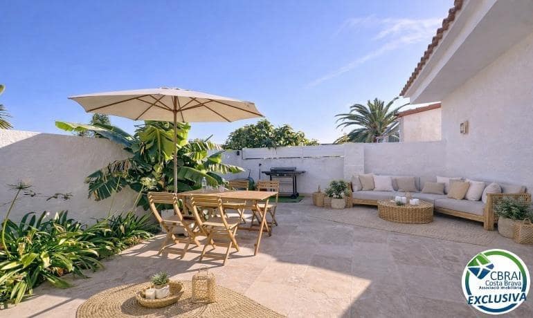 2 soveværelse Villa til salg i Empuriabrava med swimmingpool - € 385.000 (Ref: 9761927)