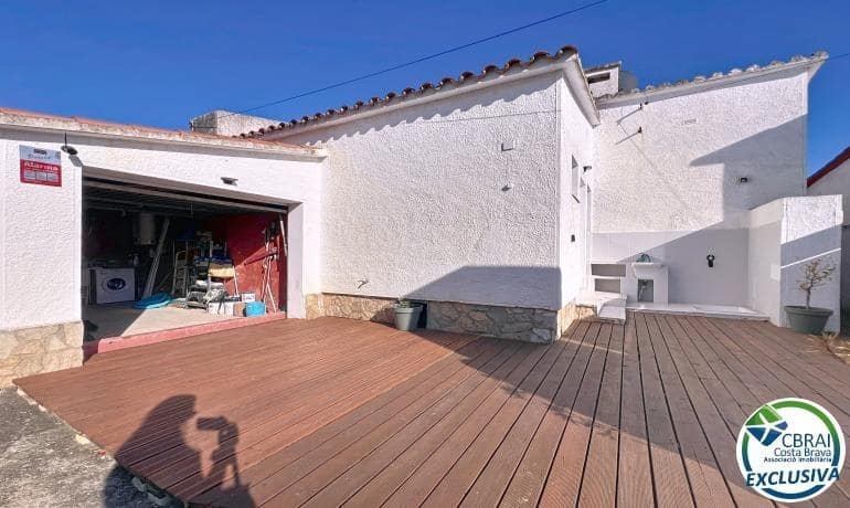 2 soveværelse Villa til salg i Empuriabrava med swimmingpool - € 385.000 (Ref: 9761927)