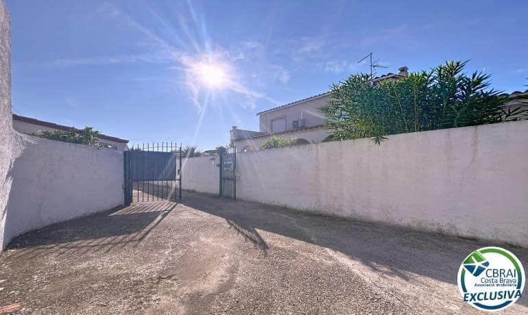 2 soveværelse Villa til salg i Empuriabrava med swimmingpool - € 385.000 (Ref: 9761927)