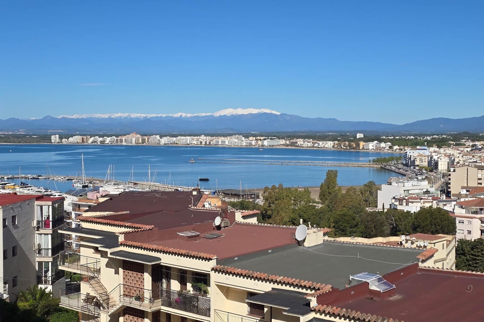 2 bedroom Apartment for sale in Roses - € 235,000 (Ref: 9772990)