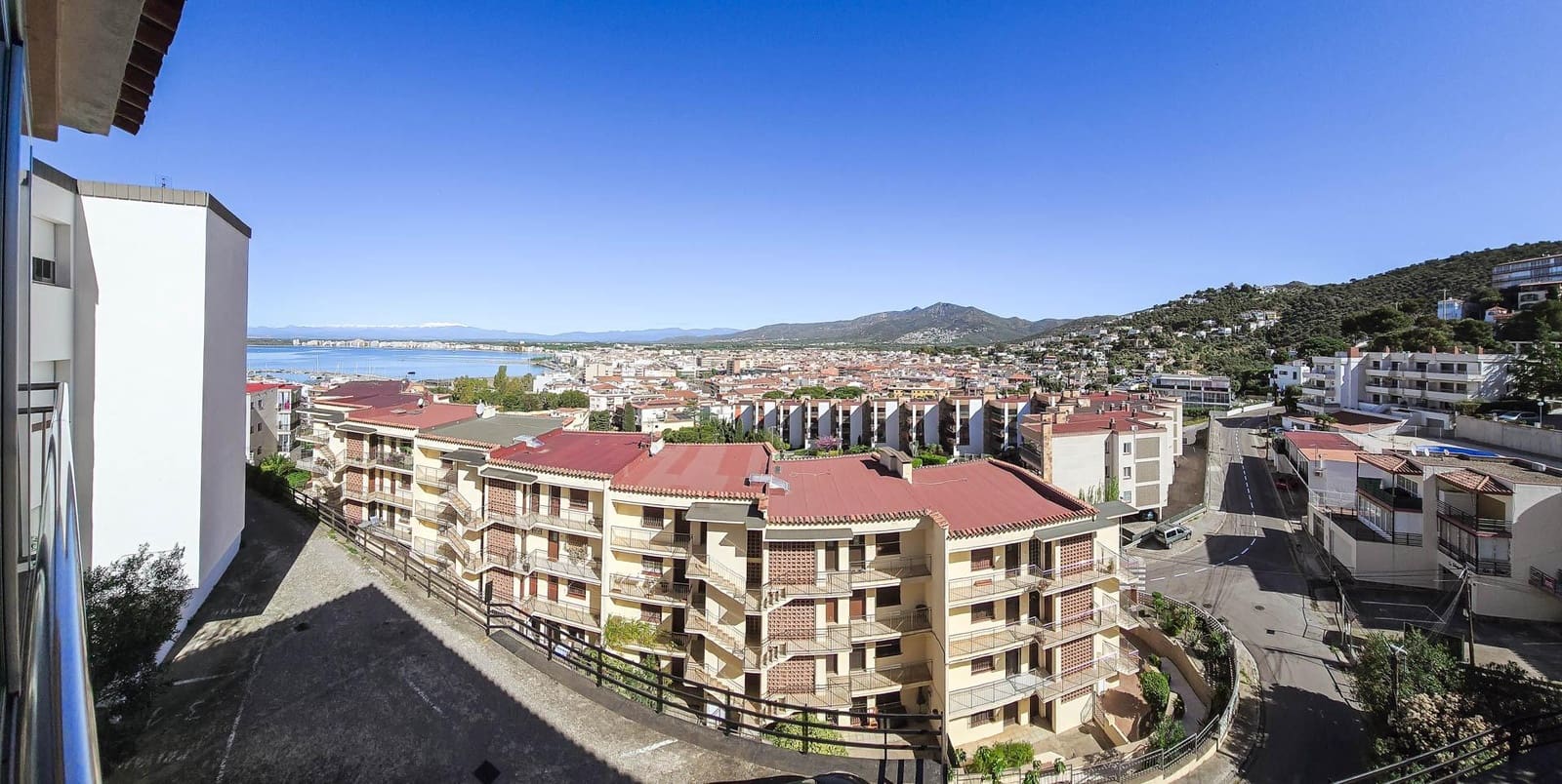2 bedroom Apartment for sale in Roses - € 235,000 (Ref: 9772990)