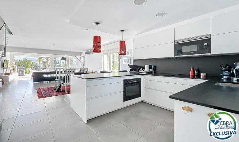 3 soveværelse Villa til salg i Empuriabrava med swimmingpool garage - € 930.000 (Ref: 9778062)