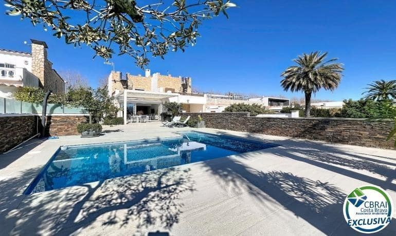 3 soveværelse Villa til salg i Empuriabrava med swimmingpool garage - € 930.000 (Ref: 9778062)