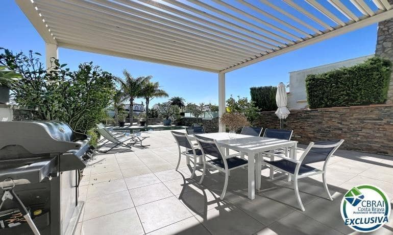 3 soveværelse Villa til salg i Empuriabrava med swimmingpool garage - € 930.000 (Ref: 9778062)