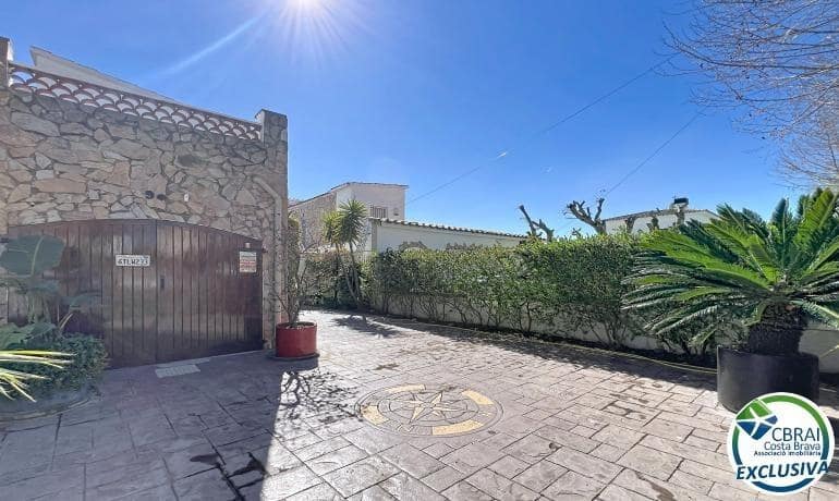 3 soveværelse Villa til salg i Empuriabrava med swimmingpool garage - € 930.000 (Ref: 9778062)