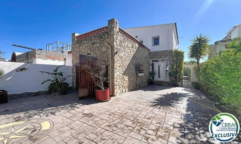 3 soveværelse Villa til salg i Empuriabrava med swimmingpool garage - € 930.000 (Ref: 9778062)