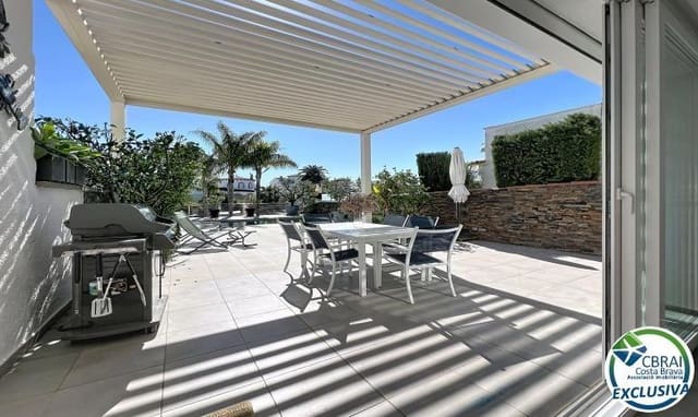 3 makuuhuone Huvila myytävänä paikassa Empuriabrava, Castelló d'Empúries mukana uima-altaan 
autotalli - 930 000 € (Ref: 9778062)