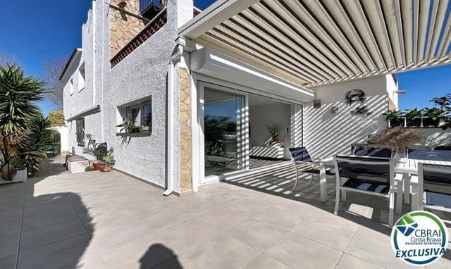 3 makuuhuone Huvila myytävänä paikassa Empuriabrava, Castelló d'Empúries mukana uima-altaan 
autotalli - 930 000 € (Ref: 9778062)
