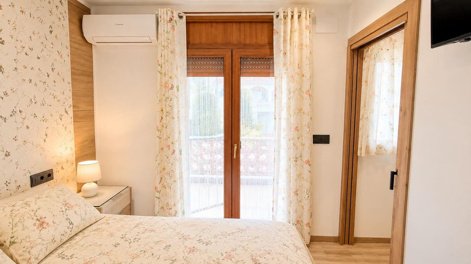 1 bedroom Townhouse for rent in Roses with pool garage - € 1,200 (Ref: 9833599)