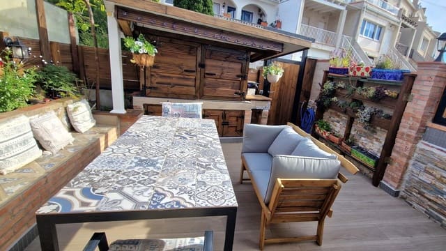 1 bedroom Townhouse for rent in Roses with pool garage - € 1,200 (Ref: 9833599)