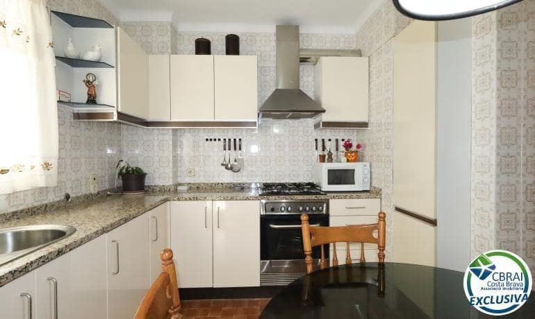 4 bedroom Apartment for sale in Figueres - € 174,000 (Ref: 9840360)
