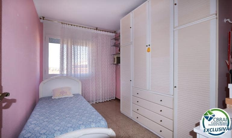 4 bedroom Apartment for sale in Figueres - € 174,000 (Ref: 9840360)