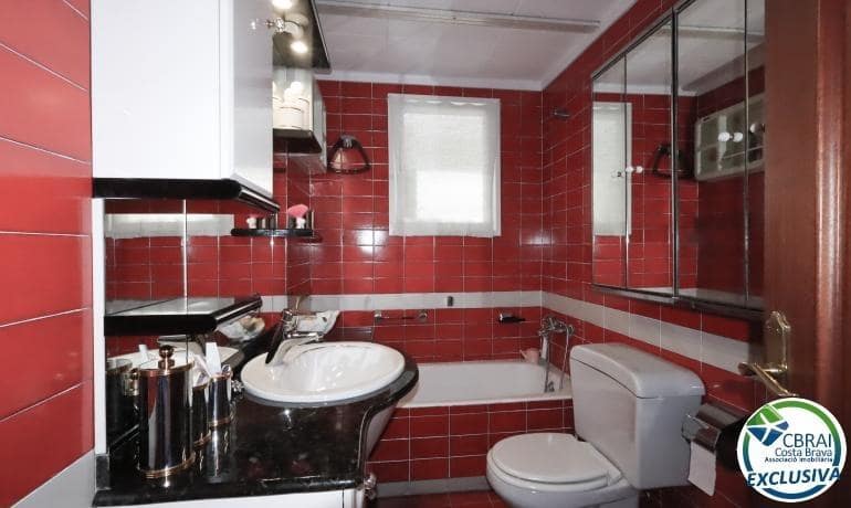 4 bedroom Apartment for sale in Figueres - € 174,000 (Ref: 9840360)