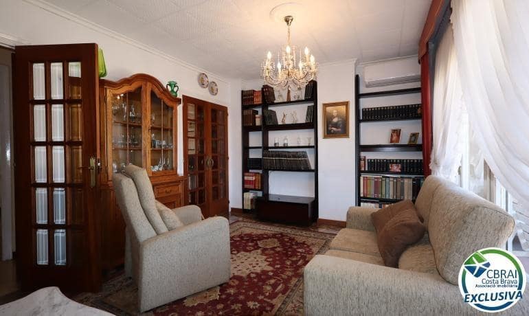 4 bedroom Apartment for sale in Figueres - € 174,000 (Ref: 9840360)