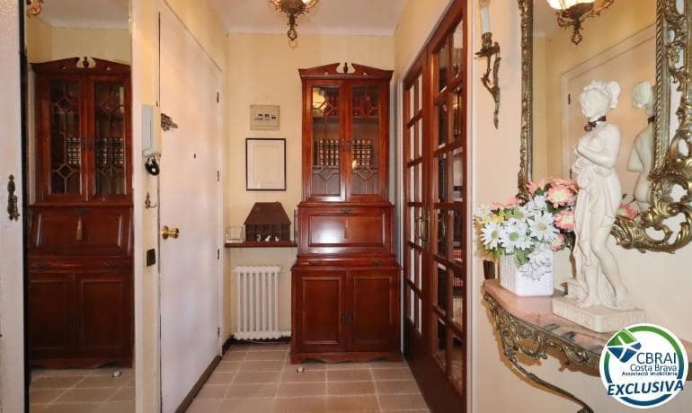 4 bedroom Apartment for sale in Figueres - € 174,000 (Ref: 9840360)