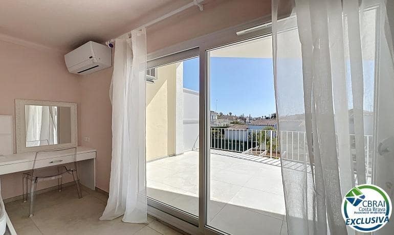 5 makuuhuone Huvila myytävänä paikassa Empuriabrava - 595 000 € (Ref: 9846177)