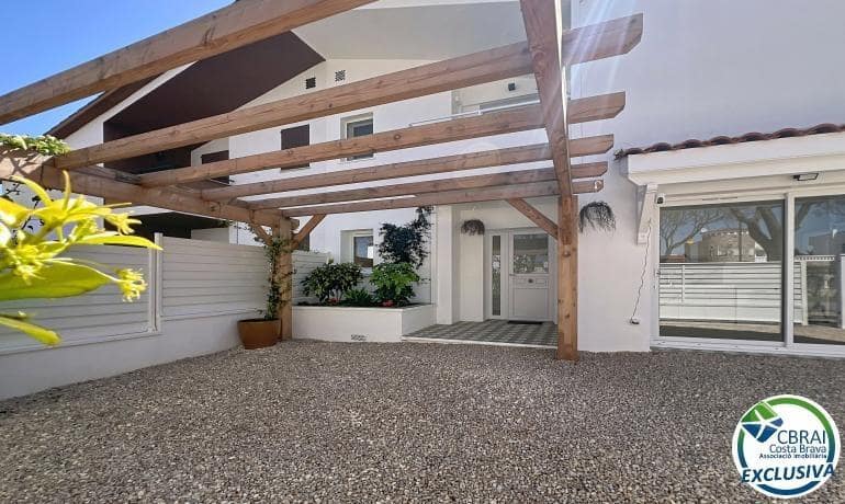 5 makuuhuone Huvila myytävänä paikassa Empuriabrava - 595 000 € (Ref: 9846177)