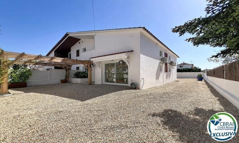 5 makuuhuone Huvila myytävänä paikassa Empuriabrava - 595 000 € (Ref: 9846177)