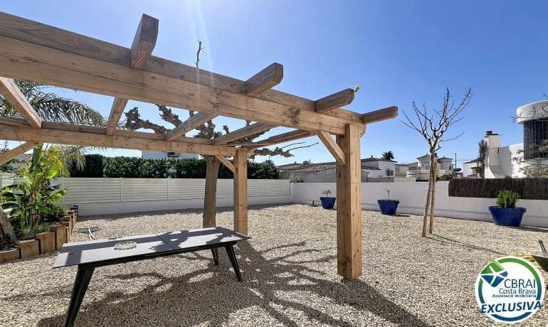 5 makuuhuone Huvila myytävänä paikassa Empuriabrava - 595 000 € (Ref: 9846177)