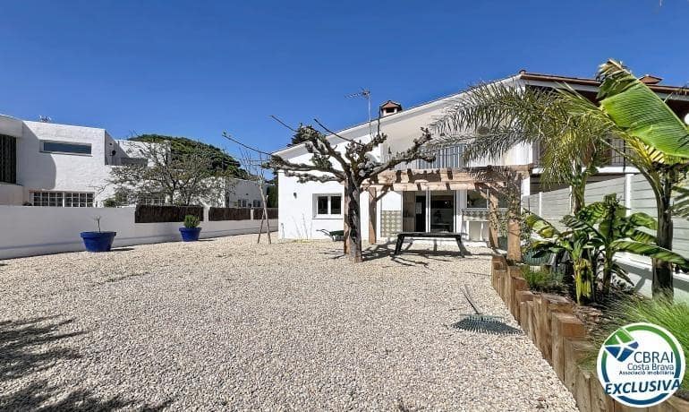 5 makuuhuone Huvila myytävänä paikassa Empuriabrava - 595 000 € (Ref: 9846177)