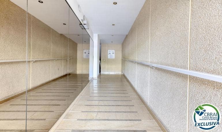 2 bedroom Apartment for sale in Roses - € 260,000 (Ref: 9860044)