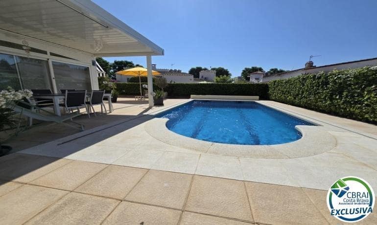 4 bedroom Villa for sale in Empuriabrava with pool garage - € 570,000 (Ref: 9878751)