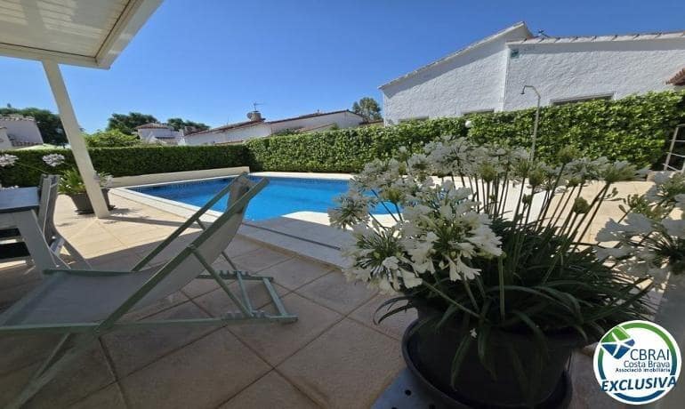 4 bedroom Villa for sale in Empuriabrava with pool garage - € 570,000 (Ref: 9878751)