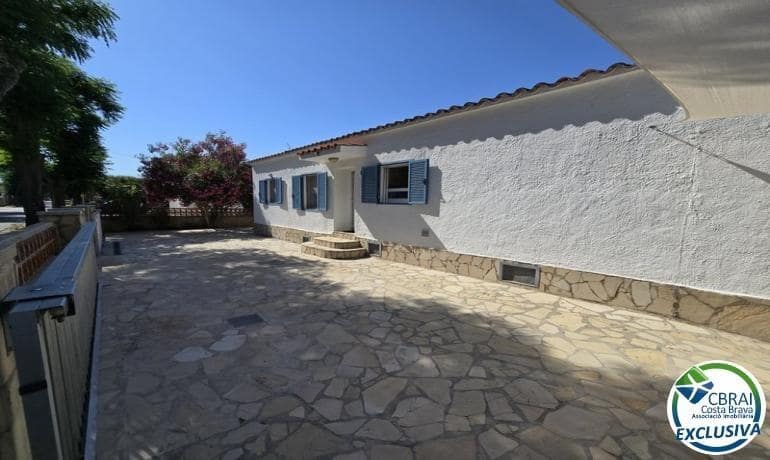 4 bedroom Villa for sale in Empuriabrava with pool garage - € 570,000 (Ref: 9878751)