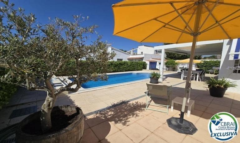 4 bedroom Villa for sale in Empuriabrava with pool garage - € 570,000 (Ref: 9878751)