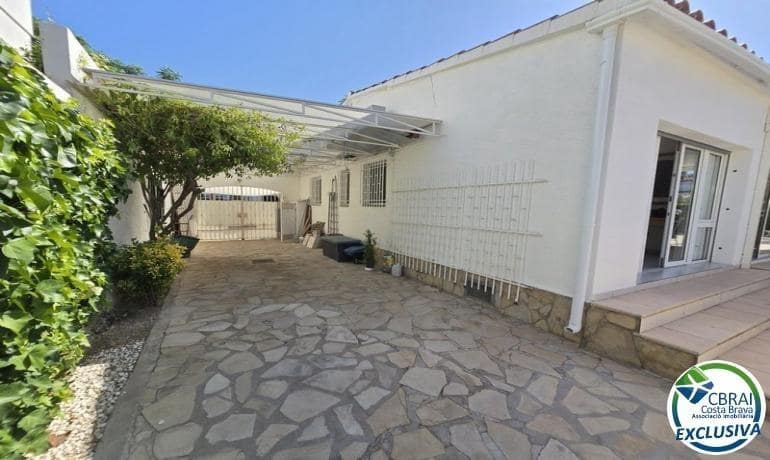 4 bedroom Villa for sale in Empuriabrava with pool garage - € 570,000 (Ref: 9878751)